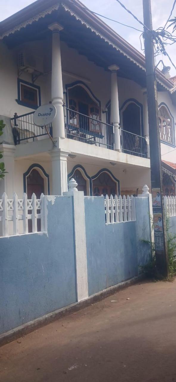 Oviniru Beach Hotel Negombo Esterno foto