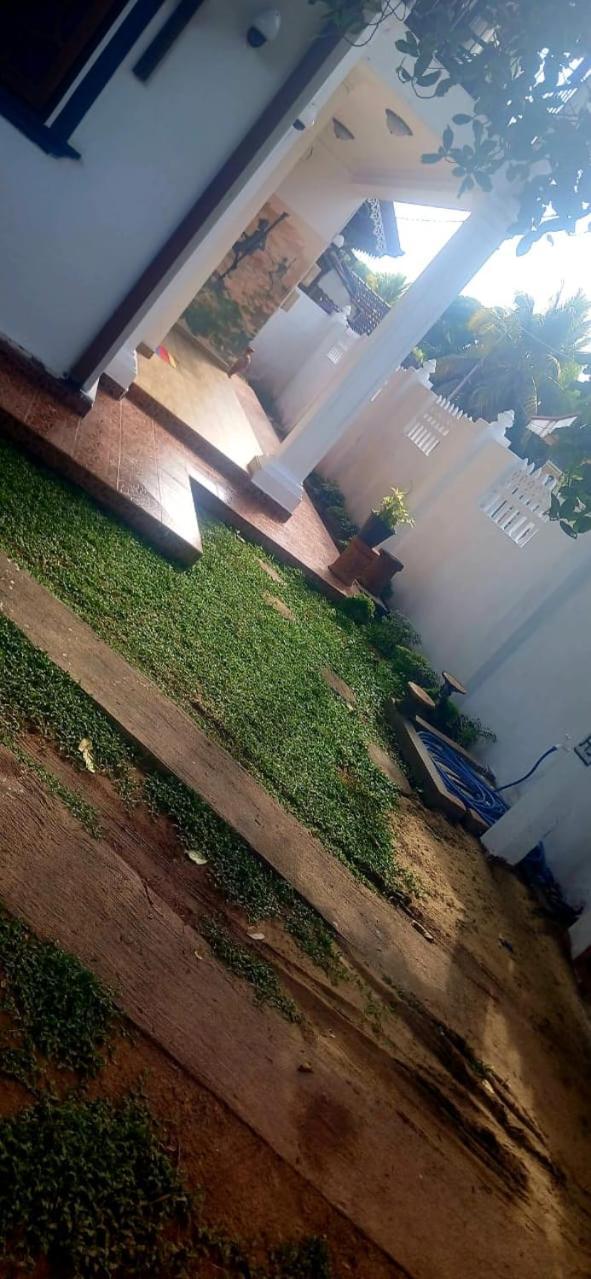 Oviniru Beach Hotel Negombo Esterno foto