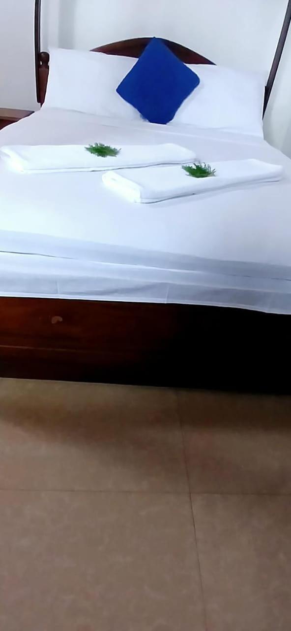 Oviniru Beach Hotel Negombo Esterno foto