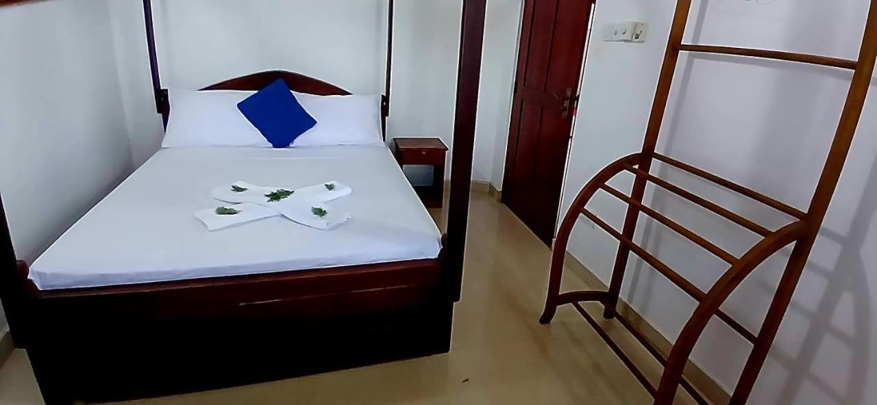 Oviniru Beach Hotel Negombo Esterno foto