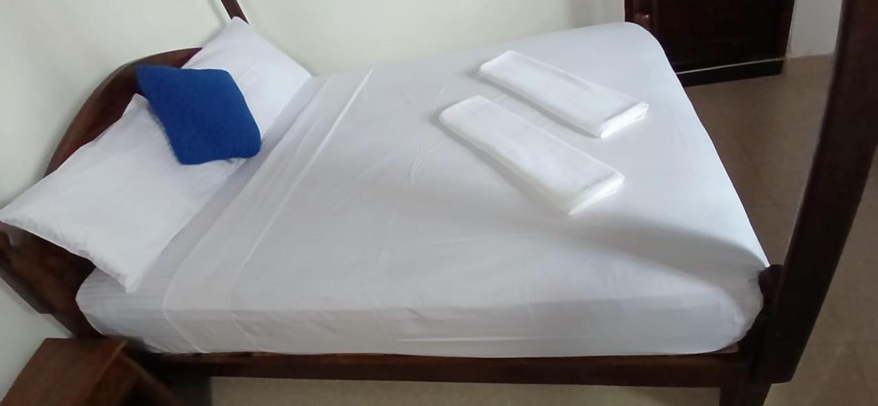 Oviniru Beach Hotel Negombo Esterno foto