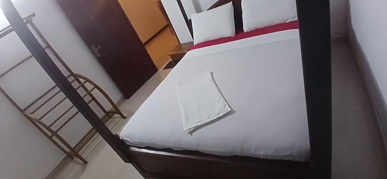 Oviniru Beach Hotel Negombo Esterno foto
